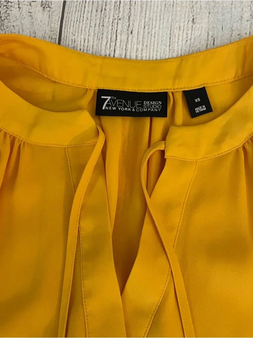 New York & Company Women’s Yellow Sleeveless Tie-Neck Top Blouse Size XS - Picture 2 of 7